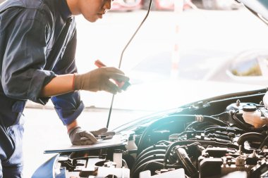 Asyalı tamirci denetimi Meşale araba motoru kontrolü 