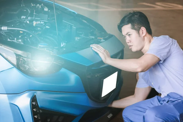 車とアジア人への電力機械検査サービス保険 — ストック写真