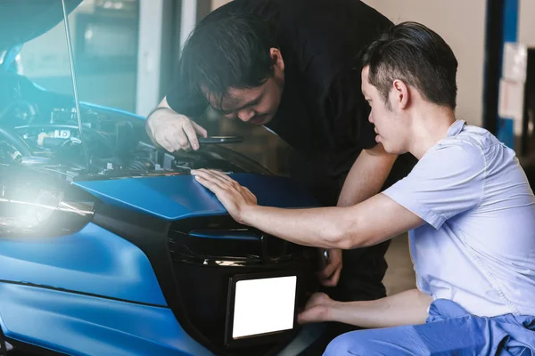 Seguridad de los seguros de inspección mecánica del automóvil y del hombre asiático — Foto de Stock