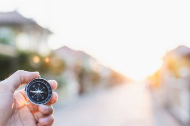 Pusulayı bulanık arkaplanda tutan adam. faaliyet için cankurtaran