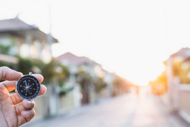 Pusulayı bulanık arkaplanda tutan adam. faaliyet için cankurtaran