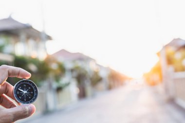 Pusulayı bulanık arkaplanda tutan adam. faaliyet için cankurtaran