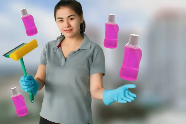 Personale di pulizia femminile in bagno sfondo sfocato Metafora fo — Foto Stock