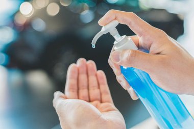 Erkek insanlar alkol jeli sağlık hizmetlerini covid 19 virüsü durdurmak için covid 19 ya da corona 19 ile yıkıyor. Korunmaya yardım ediyor. Sosyal mesafeli dünya için ve insanlar virüs uyarısını durduruyor.