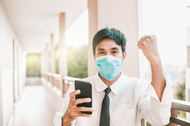 Covid 19 virüsünü durdurmak için insan denetimi ya da insan ticareti. Covid 19 ya da Corona korunması sosyal mesafeli dünya için koruma sağlar ve insanlar virüs uyarısını durdurur.