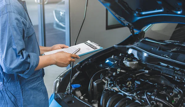 Hombre Asiático Mecánico Inspección Escritura Nota Clipboard Blue Coche Para — Foto de Stock