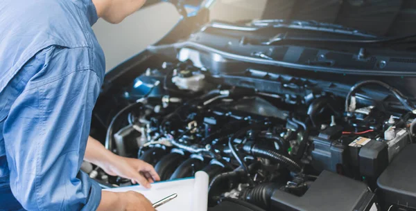 アジアの男の機械検査は クリップボードにメモを書きます 車のエンジンとサービスのメンテナンス保険のための青い車 — ストック写真