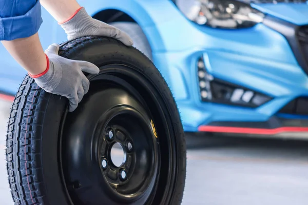 アジア人の車の検査数量を測定します 自動車 自動車業界のイメージのためのタイヤの圧力測定のためのクローズアップハンド保持タイヤとブルー車 — ストック写真