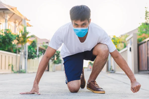 Hombre Asiático Con Máscara Protección Corredores Trotando Entrenamiento Resistencia Carrera — Foto de Stock