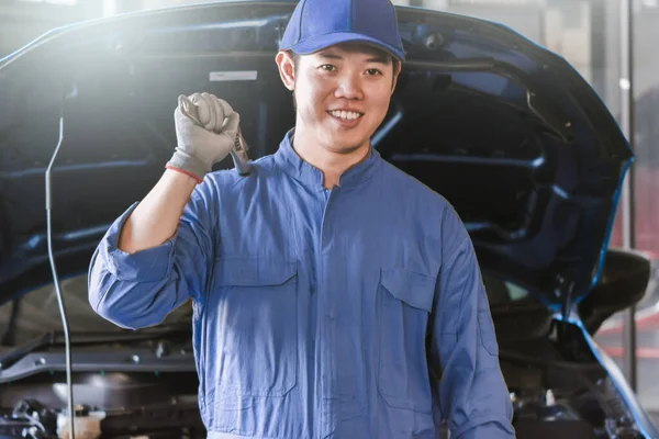 Llave Retención Inspección Mecánica Del Hombre Para Fijar Coche Azul — Foto de Stock