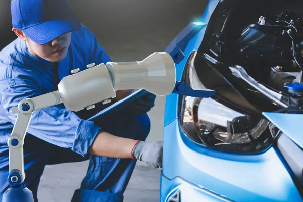 Motor Inspección Mecánico Asian Man Con Robot Mano Machine Blue — Foto de Stock