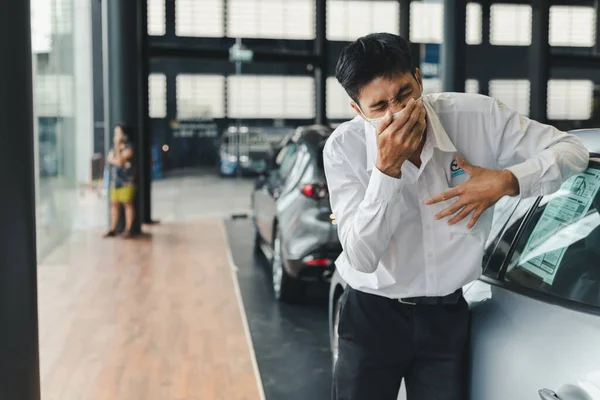 運転する前に気をつけてくださいこの男感染したウイルスCovid 19またはコロナショーの症状運転中ショールームで保護されるべきディーラー自動車ステーション — ストック写真