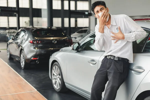 運転する前に気をつけてくださいこの男感染したウイルスCovid 19またはコロナショーの症状運転中ショールームで保護されるべきディーラー自動車ステーション — ストック写真