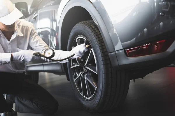 人的検査測定量膨張ゴムタイヤ車手持機自動車用タイヤ空気圧測定用膨張圧力計自動車用タイヤ空気圧測定 — ストック写真