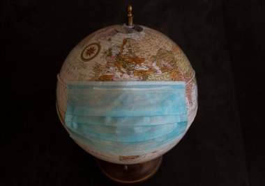 Dünya gezegeni koruyucu bir maskeyle