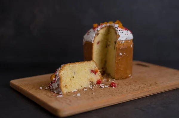 Pastel Pascua Con Una Pieza Cortada Una Tabla Marrón Madera Imágenes de stock libres de derechos