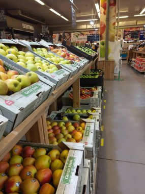 Süpermarketteki bir rafta taze organik meyveler, çiftçi pazarı. Elma çeşitleri. Sağlıklı yemek..