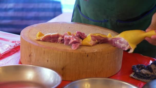 Primer plano del mercado asiático cortando carne en condiciones antihigiénicas — Vídeos de Stock