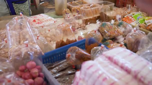 Зрізана купа спецій у найбільшому баззарі в Китаї. — стокове відео