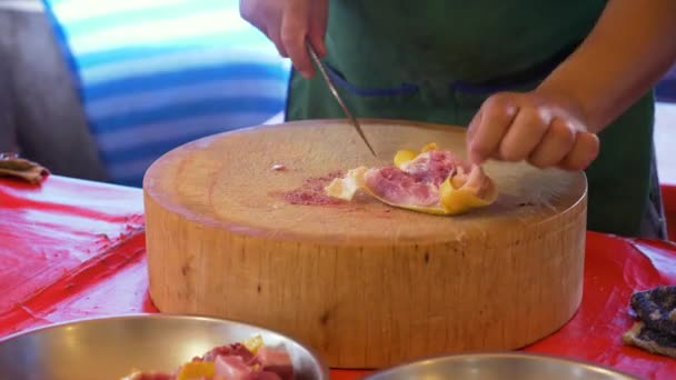 Закрыть снимок, как женщина режет мясо на куски на китайском рынке — стоковое видео