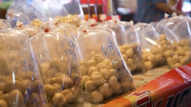 Gros plan sur les boulettes de viande emballées dans le marché alimentaire asiatique entouré de mouches — Video