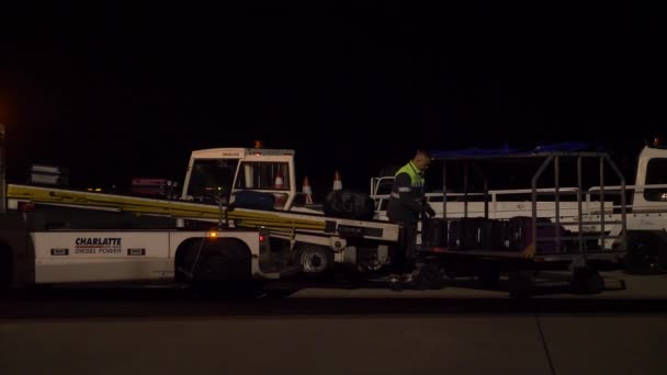 Flughafenpersonal bereitet erstes Flugzeug nach Quarantäne auf Flug vor — Stockvideo