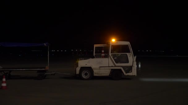 Vilnius, Litouwen - mei 2020 - Technische machine rijdt midden in de nacht op lege luchthaven — Stockvideo