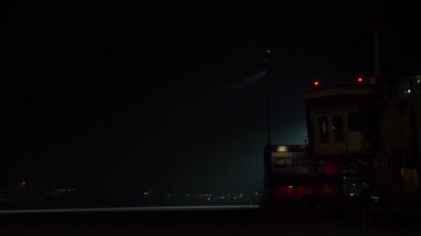 Karantina sırasında gece yarısı kapalı bir havaalanı.