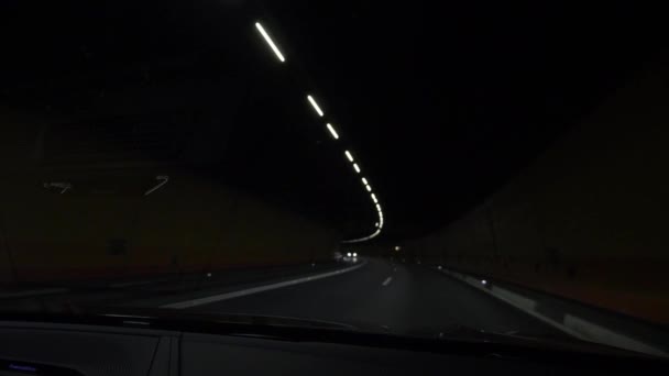 Scatto al rallentatore di un'auto che guida in un tunnel buio a mezzanotte — Video Stock