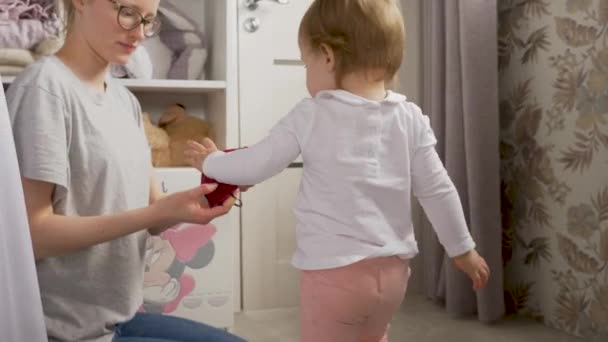 Tout-petit prend le masque de la nounou et le donne à la caméra — Video