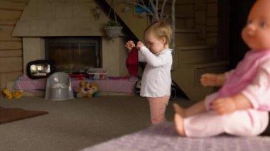 Tombul küçük kız yüz maskesi takmanın yolunu arıyor.