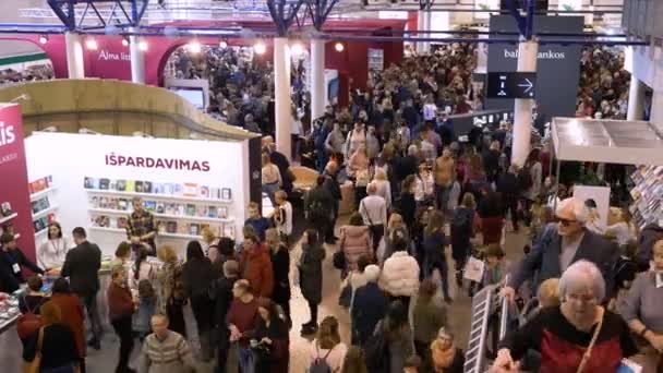 Vilnius, Litouwen - Boekenbeurs - februari 2020 - Mensen die vlak voor de quarantaine door de boekenbeurs lopen — Stockvideo