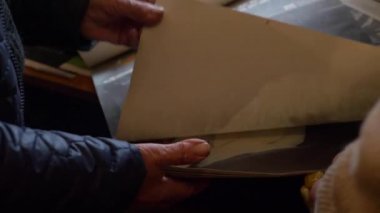 Yaşlı kadınların elindeki eski Rus posterlerini yakından çek.