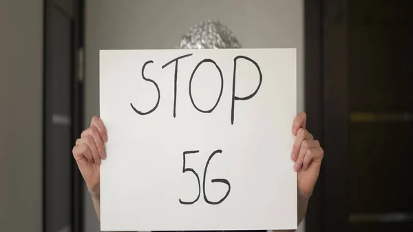 İnsanların 5G 'ye karşı sergiledikleri 1.3x anamorfik mercekle çekilen 