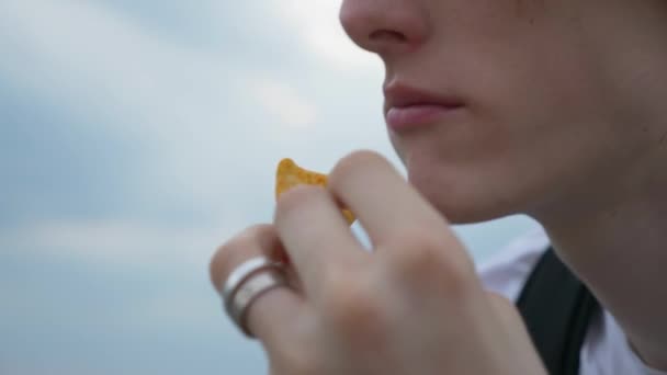 近距离拍摄的英俊男子与快乐吃薯片，戒指上的手指 — 图库视频影像