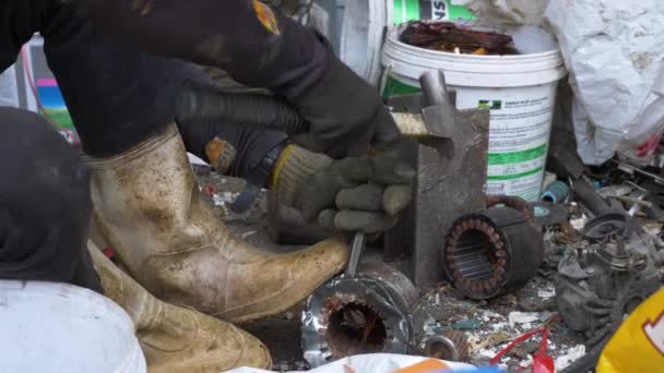 Pobre hombre que no tiene trabajo recoge metales, lo quita partes, ambiente de basura alrededor — Vídeo de stock