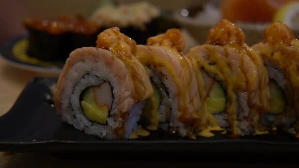 Rollo Salmón Con Palillos Cocina Japonesa — Vídeo de stock