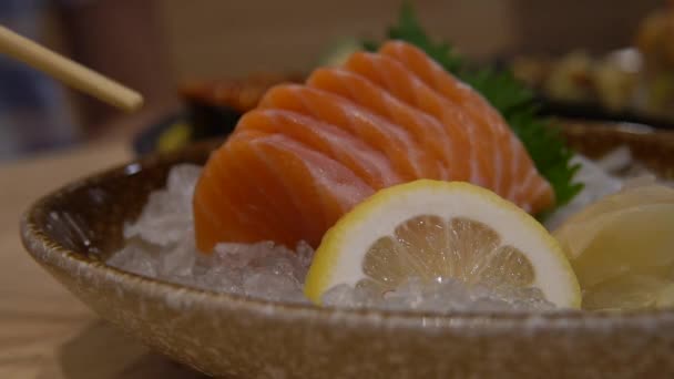 Salmon Sashimi Slice Dengan Chopsticks Japanese Masakan — Stok Video