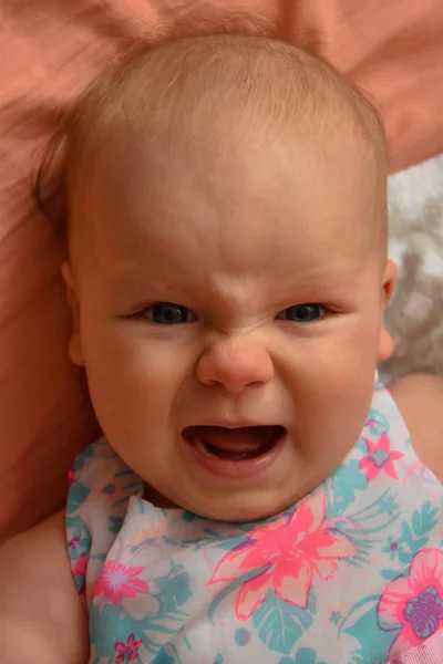 A gritar, a chorar, foto de bebé. Imagem bonita, fundo, wal — Fotografia de Stock