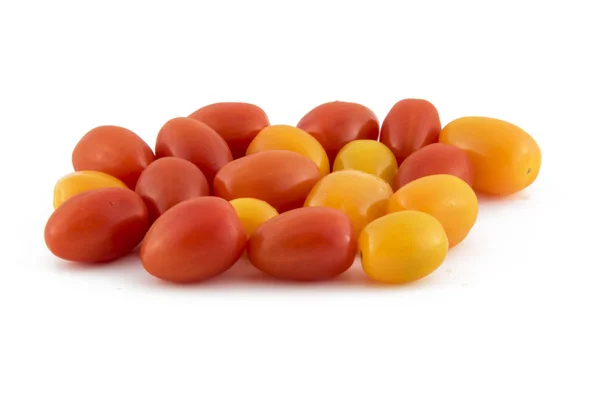 Tomates cherry aislados sobre fondo blanco. Hermoso pi —  Fotos de Stock