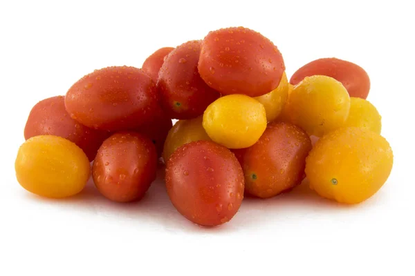 Tomates cherry aislados sobre fondo blanco. Hermoso pi — Foto de Stock