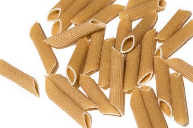 Beyaz arka plan üzerinde izole penne makarna
