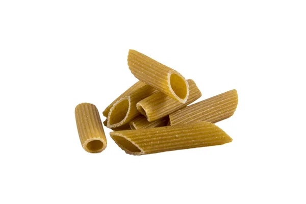 Penne pasta heap isolerad på vit bakgrund — Stockfoto