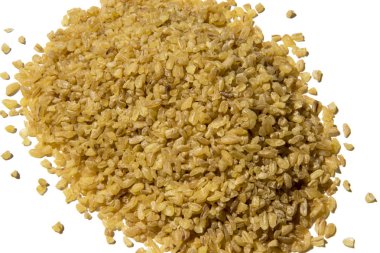 Beyaz arka plan üzerinde izole bulgur yığın yığın