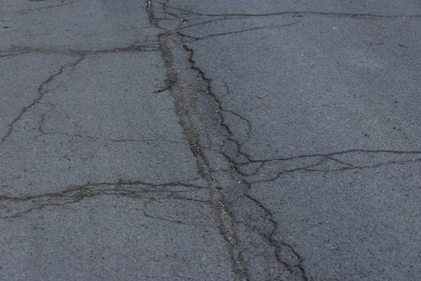 Asfalto superfície da estrada com pequenas rachaduras e danos. Passeio livre asp — Fotografia de Stock