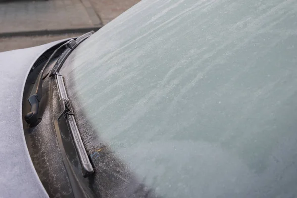 Заморожене автомобільне лобове скло, вкрите льодом і снігом в зимовий день . — стокове фото