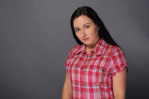 Mujer de belleza vestida con camisa de manga corta — Foto de Stock