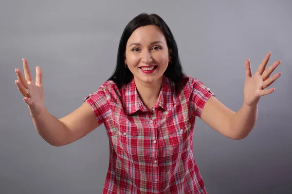 Las mujeres jóvenes es la captura de algo —  Fotos de Stock