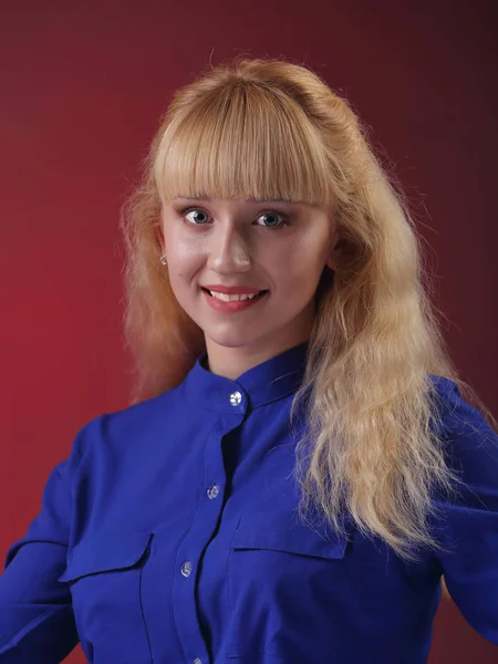 Portret blondynka na czerwony backround — Zdjęcie stockowe
