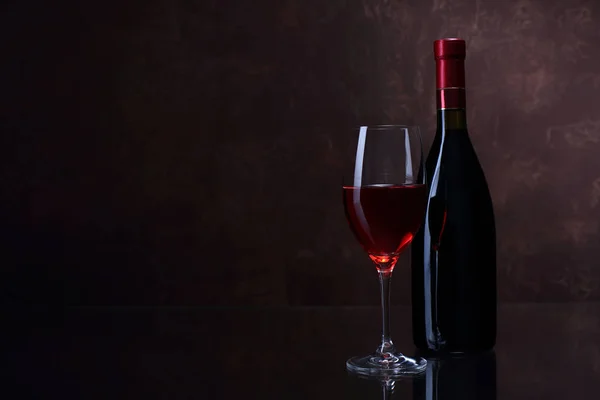 Bicchiere da vino e bottiglia con vino rosso — Foto Stock